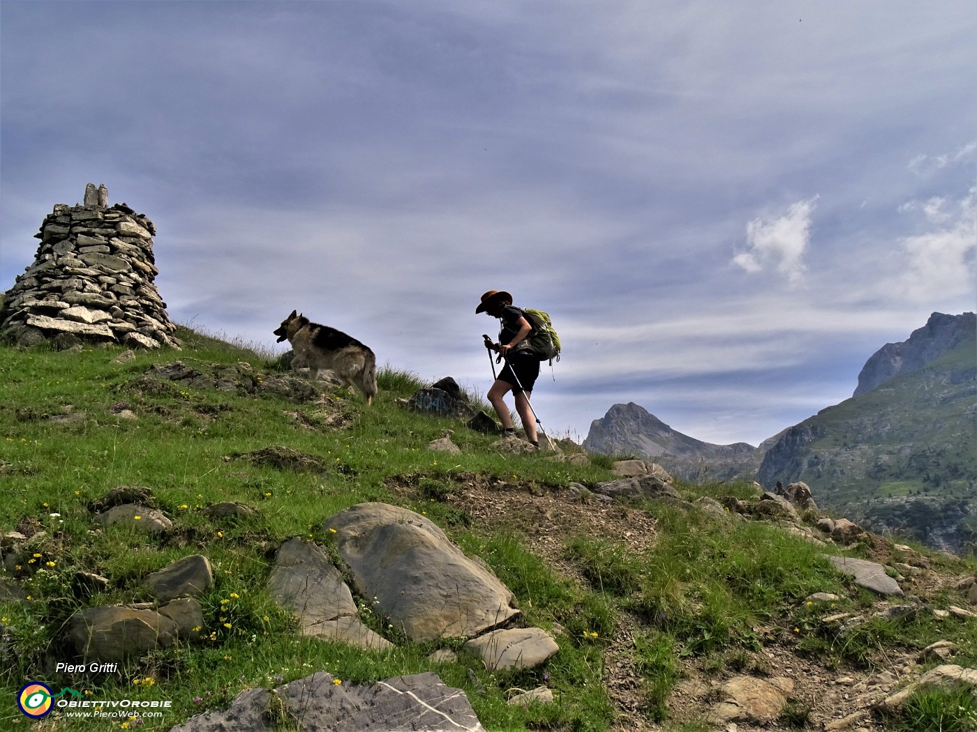 26 Raggiungiamo  'L'Omo' (1600 m) con vista in Arera-Corna Piana.JPG